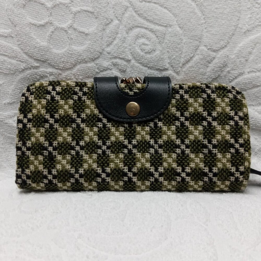 Vintage Wristlet Wallet w/Woven Fabric Cover & Kiss Lock Closure - Black